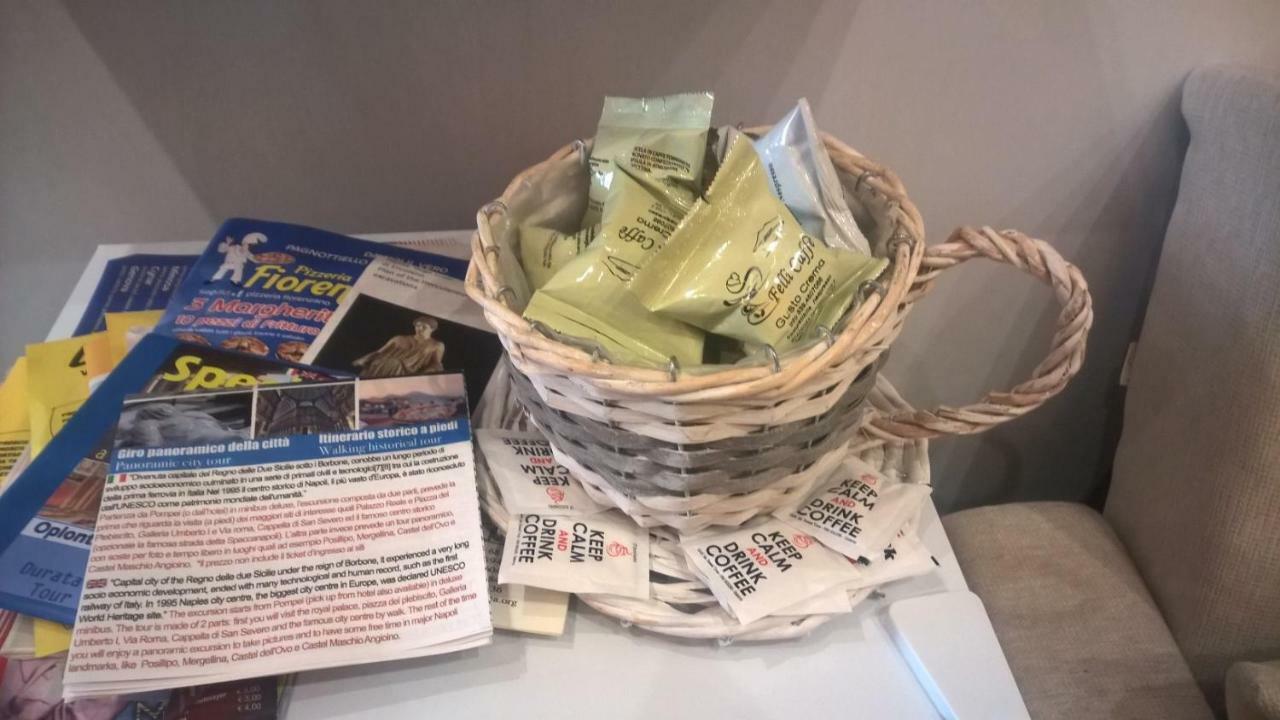 B&B Simy Napoli Bagian luar foto